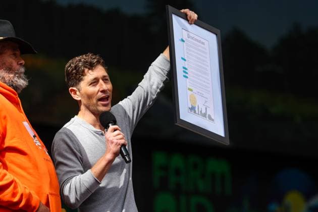 Farm Aid 40 Music Festival Minneapolis Mayor Jacob Frey delivers a proclamation during a press conference at the Farm Aid 40 Music Festival in Minneapolis, Minnesota, on September 20, 2025, at Huntington Bank Stadium. Minneapolis Minnesota USA  Copyright: xStevenxGarciax originalFilename: garcia-farmaid4250920_npPKq.jpg