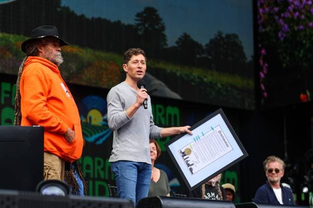 Farm Aid 40 Music Festival Minneapolis Mayor Jacob Frey delivers a proclamation during a press conference at the Farm Aid 40 Music Festival in Minneapolis, Minnesota, on September 20, 2025, at Huntington Bank Stadium. Minneapolis Minnesota USA  Copyright: xStevenxGarciax originalFilename: garcia-farmaid4250920_npU1U.jpg