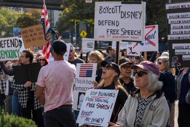September 20, 2025, Seattle, Washington, USA: People gather outside of KOMO-TV s headquarters, the Sinclair Broadcast Group-owned ABC affiliate television station in Seattle, to protest ABC s suspension of the Jimmy Kimmel Live! late-night show earlier in the week after threats by FCC chair Brendan Carr and US president Donald Trump, seen in Seattle, Washington, USA, on Sat., Sept. 20, 2025. Demonstrators held signs in support of Jimmy Kimmel and 1st Amendment-protected free speech. Some signs also said to boycott Disney and ABC. Seattle USA - ZUMAb344 20250920_znp_b344_015 Copyright: xM.xScottxBrauerx