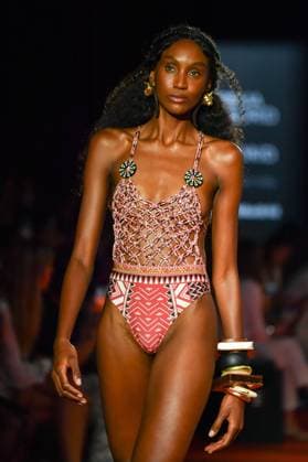 Mercedes-Benz Fashion Week de Madrid - 20 Sep 2025 A model walks the runway wearing a design by Dolores Cortes during the Mercedes-Benz Fashion Week de Madrid in IFERMA. Madrid Spain Copyright: xAtilanoxGarciax xSOPAxImagesx FOTO48632