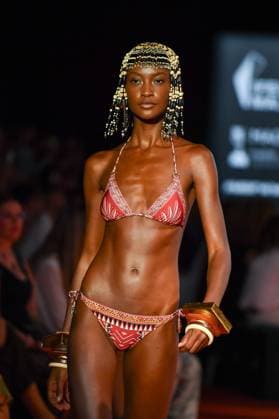Mercedes-Benz Fashion Week de Madrid - 20 Sep 2025 A model walks the runway wearing a design by Dolores Cortes during the Mercedes-Benz Fashion Week de Madrid in IFERMA. Madrid Spain Copyright: xAtilanoxGarciax xSOPAxImagesx FOTO48633