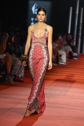 Mercedes-Benz Fashion Week de Madrid - 20 Sep 2025 A model walks the runway wearing a design by Dolores Cortes during the Mercedes-Benz Fashion Week de Madrid in IFERMA. Madrid Spain Copyright: xAtilanoxGarciax xSOPAxImagesx FOTO48634