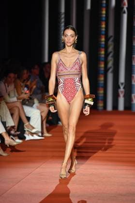 Mercedes-Benz Fashion Week de Madrid - 20 Sep 2025 A model walks the runway wearing a design by Dolores Cortes during the Mercedes-Benz Fashion Week de Madrid in IFERMA. Madrid Spain Copyright: xAtilanoxGarciax xSOPAxImagesx FOTO48638
