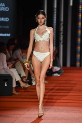 Mercedes-Benz Fashion Week de Madrid - 20 Sep 2025 A model walks the runway wearing a design by Dolores Cortes during the Mercedes-Benz Fashion Week de Madrid in IFERMA. Madrid Spain Copyright: xAtilanoxGarciax xSOPAxImagesx FOTO48642
