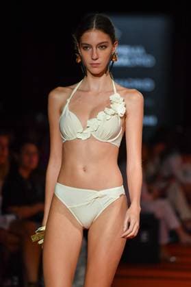 Mercedes-Benz Fashion Week de Madrid - 20 Sep 2025 A model walks the runway wearing a design by Dolores Cortes during the Mercedes-Benz Fashion Week de Madrid in IFERMA. Madrid Spain Copyright: xAtilanoxGarciax xSOPAxImagesx FOTO48643