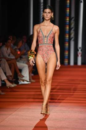 Mercedes-Benz Fashion Week de Madrid - 20 Sep 2025 A model walks the runway wearing a design by Dolores Cortes during the Mercedes-Benz Fashion Week de Madrid in IFERMA. Madrid Spain Copyright: xAtilanoxGarciax xSOPAxImagesx FOTO48648