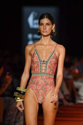 Mercedes-Benz Fashion Week de Madrid - 20 Sep 2025 A model walks the runway wearing a design by Dolores Cortes during the Mercedes-Benz Fashion Week de Madrid in IFERMA. Madrid Spain Copyright: xAtilanoxGarciax xSOPAxImagesx FOTO48649