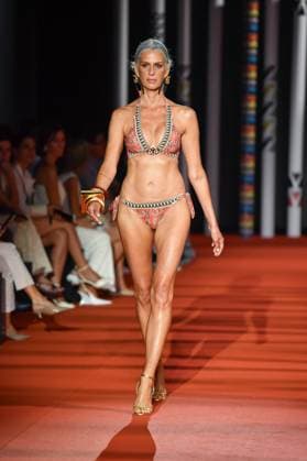 Mercedes-Benz Fashion Week de Madrid - 20 Sep 2025 A model walks the runway wearing a design by Dolores Cortes during the Mercedes-Benz Fashion Week de Madrid in IFERMA. Madrid Spain Copyright: xAtilanoxGarciax xSOPAxImagesx FOTO48655