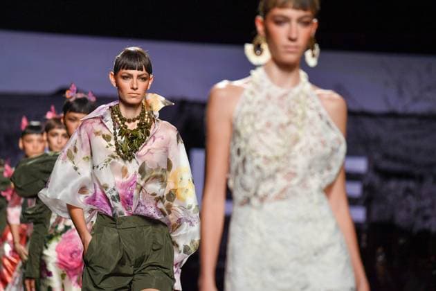 Mercedes-Benz Fashion Week de Madrid - 20 Sep 2025 A model walks the runway wearing a design by MALNE during the Mercedes-Benz Fashion Week de Madrid in IFERMA. Madrid Spain Copyright: xAtilanoxGarciax xSOPAxImagesx FOTO48578