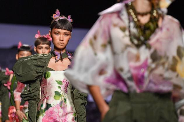 Mercedes-Benz Fashion Week de Madrid - 20 Sep 2025 A model walks the runway wearing a design by MALNE during the Mercedes-Benz Fashion Week de Madrid in IFERMA. Madrid Spain Copyright: xAtilanoxGarciax xSOPAxImagesx FOTO48579