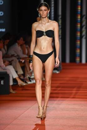 Mercedes-Benz Fashion Week de Madrid - 20 Sep 2025 A model walks the runway wearing a design by Dolores Cortes during the Mercedes-Benz Fashion Week de Madrid in IFERMA. Madrid Spain Copyright: xAtilanoxGarciax xSOPAxImagesx FOTO48659