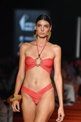 Mercedes-Benz Fashion Week de Madrid - 20 Sep 2025 A model walks the runway wearing a design by Dolores Cortes during the Mercedes-Benz Fashion Week de Madrid in IFERMA. Madrid Spain Copyright: xAtilanoxGarciax xSOPAxImagesx FOTO48662