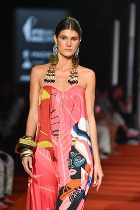 Mercedes-Benz Fashion Week de Madrid - 20 Sep 2025 A model walks the runway wearing a design by Dolores Cortes during the Mercedes-Benz Fashion Week de Madrid in IFERMA. Madrid Spain Copyright: xAtilanoxGarciax xSOPAxImagesx FOTO48664