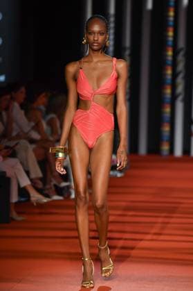 Mercedes-Benz Fashion Week de Madrid - 20 Sep 2025 A model walks the runway wearing a design by Dolores Cortes during the Mercedes-Benz Fashion Week de Madrid in IFERMA. Madrid Spain Copyright: xAtilanoxGarciax xSOPAxImagesx FOTO48668