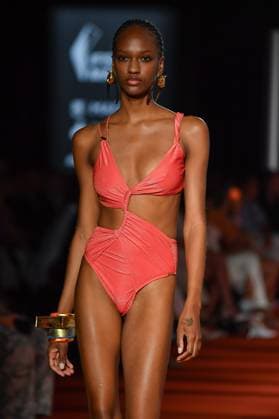 Mercedes-Benz Fashion Week de Madrid - 20 Sep 2025 A model walks the runway wearing a design by Dolores Cortes during the Mercedes-Benz Fashion Week de Madrid in IFERMA. Madrid Spain Copyright: xAtilanoxGarciax xSOPAxImagesx FOTO48669
