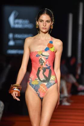 Mercedes-Benz Fashion Week de Madrid - 20 Sep 2025 A model walks the runway wearing a design by Dolores Cortes during the Mercedes-Benz Fashion Week de Madrid in IFERMA. Madrid Spain Copyright: xAtilanoxGarciax xSOPAxImagesx FOTO48671