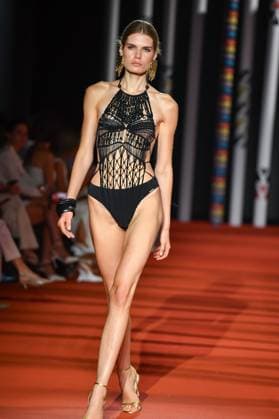 Mercedes-Benz Fashion Week de Madrid - 20 Sep 2025 A model walks the runway wearing a design by Dolores Cortes during the Mercedes-Benz Fashion Week de Madrid in IFERMA. Madrid Spain Copyright: xAtilanoxGarciax xSOPAxImagesx FOTO48674