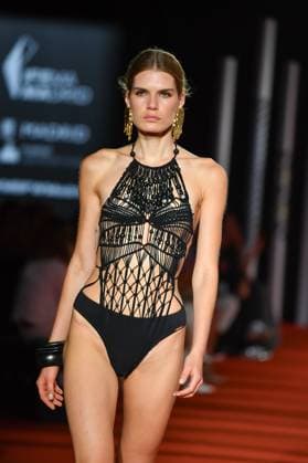 Mercedes-Benz Fashion Week de Madrid - 20 Sep 2025 A model walks the runway wearing a design by Dolores Cortes during the Mercedes-Benz Fashion Week de Madrid in IFERMA. Madrid Spain Copyright: xAtilanoxGarciax xSOPAxImagesx FOTO48675