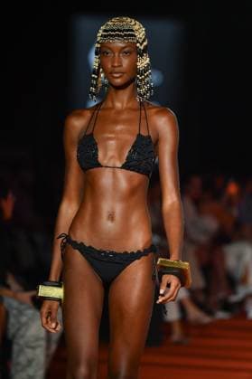 Mercedes-Benz Fashion Week de Madrid - 20 Sep 2025 A model walks the runway wearing a design by Dolores Cortes during the Mercedes-Benz Fashion Week de Madrid in IFERMA. Madrid Spain Copyright: xAtilanoxGarciax xSOPAxImagesx FOTO48677