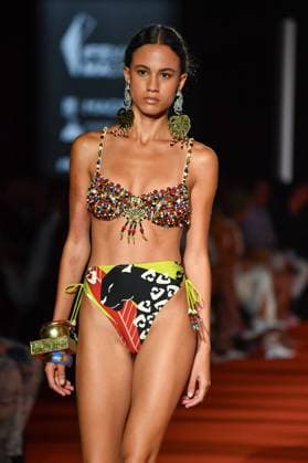 Mercedes-Benz Fashion Week de Madrid - 20 Sep 2025 A model walks the runway wearing a design by Dolores Cortes during the Mercedes-Benz Fashion Week de Madrid in IFERMA. Madrid Spain Copyright: xAtilanoxGarciax xSOPAxImagesx FOTO48686
