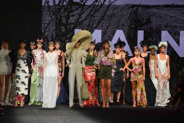 Mercedes-Benz Fashion Week de Madrid - 20 Sep 2025 A model walks the runway wearing a design by MALNE during the Mercedes-Benz Fashion Week de Madrid in IFERMA. Madrid Spain Copyright: xAtilanoxGarciax xSOPAxImagesx FOTO48584