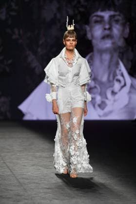 Mercedes-Benz Fashion Week de Madrid - 20 Sep 2025 A model walks the runway wearing a design by MALNE during the Mercedes-Benz Fashion Week de Madrid in IFERMA. Madrid Spain Copyright: xAtilanoxGarciax xSOPAxImagesx FOTO48585