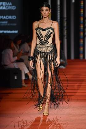 Mercedes-Benz Fashion Week de Madrid - 20 Sep 2025 A model walks the runway wearing a design by Dolores Cortes during the Mercedes-Benz Fashion Week de Madrid in IFERMA. Madrid Spain Copyright: xAtilanoxGarciax xSOPAxImagesx FOTO48709