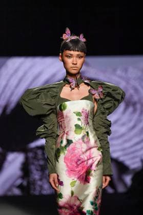 Mercedes-Benz Fashion Week de Madrid - 20 Sep 2025 A model walks the runway wearing a design by MALNE during the Mercedes-Benz Fashion Week de Madrid in IFERMA. Madrid Spain Copyright: xAtilanoxGarciax xSOPAxImagesx FOTO48607
