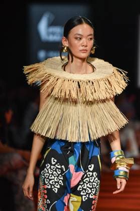 Mercedes-Benz Fashion Week de Madrid - 20 Sep 2025 A model walks the runway wearing a design by Dolores Cortes during the Mercedes-Benz Fashion Week de Madrid in IFERMA. Madrid Spain Copyright: xAtilanoxGarciax xSOPAxImagesx FOTO48723