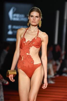 Mercedes-Benz Fashion Week de Madrid - 20 Sep 2025 A model walks the runway wearing a design by Dolores Cortes during the Mercedes-Benz Fashion Week de Madrid in IFERMA. Madrid Spain Copyright: xAtilanoxGarciax xSOPAxImagesx FOTO48725