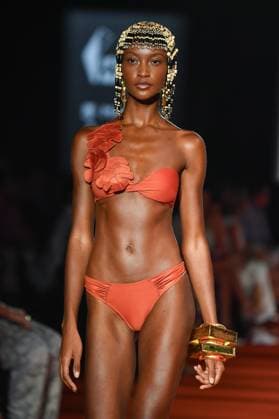 Mercedes-Benz Fashion Week de Madrid - 20 Sep 2025 A model walks the runway wearing a design by Dolores Cortes during the Mercedes-Benz Fashion Week de Madrid in IFERMA. Madrid Spain Copyright: xAtilanoxGarciax xSOPAxImagesx FOTO48727