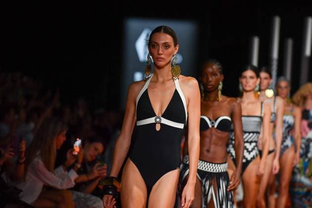 Mercedes-Benz Fashion Week de Madrid - 20 Sep 2025 A model walks the runway wearing a design by Dolores Cortes during the Mercedes-Benz Fashion Week de Madrid in IFERMA. Madrid Spain Copyright: xAtilanoxGarciax xSOPAxImagesx FOTO48729