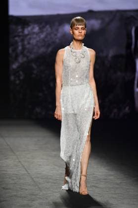 Mercedes-Benz Fashion Week de Madrid - 20 Sep 2025 A model walks the runway wearing a design by MALNE during the Mercedes-Benz Fashion Week de Madrid in IFERMA. Madrid Spain Copyright: xAtilanoxGarciax xSOPAxImagesx FOTO48623
