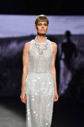 Mercedes-Benz Fashion Week de Madrid - 20 Sep 2025 A model walks the runway wearing a design by MALNE during the Mercedes-Benz Fashion Week de Madrid in IFERMA. Madrid Spain Copyright: xAtilanoxGarciax xSOPAxImagesx FOTO48624