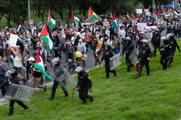 September 20, 2025, Mexico City, Mexico: March held as part of the Global Action for Palestine from the National Auditorium to the Israeli Embassy. Attendees demanded that the Mexican government sever relations with Israel and called for solidarity with the Palestinian people and the Global Sumud Flotilla. Mexico City Mexico - ZUMAl178 20250920_znp_l178_003 Copyright: xCristianxLeyvax