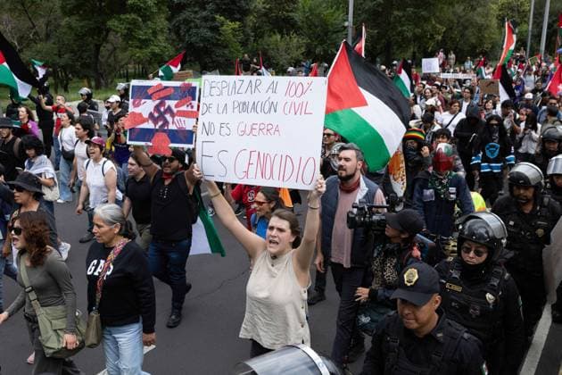 September 20, 2025, Mexico City, Mexico: March held as part of the Global Action for Palestine from the National Auditorium to the Israeli Embassy. Attendees demanded that the Mexican government sever relations with Israel and called for solidarity with the Palestinian people and the Global Sumud Flotilla. Mexico City Mexico - ZUMAl178 20250920_znp_l178_005 Copyright: xCristianxLeyvax