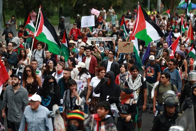 Pro-Palestinian Rally in support of Gaza, in Mexico City MEXICO CITY, MEXICO - SEPTEMBER 20: Pro-Palestinian demonstrators take part in a rally in support of Gaza and the Global Sumud Flotilla while police officers guard, in Mexico City, Mexico on September 20, 2025. Protesters demanded the Mexican government to cut diplomatic ties with Israel, and ceasefire in Gaza, ending the rally outside the Israeli embassy in Mexico. Daniel Cardenas Anadolu Mexico City Mexico. Editorial use only. Please get in touch for any other usage.  Copyright: x2025xAnadoluxDanielxCardenasx