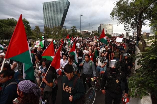 Pro-Palestinian Rally in support of Gaza, in Mexico City MEXICO CITY, MEXICO - SEPTEMBER 20: Pro-Palestinian demonstrators take part in a rally in support of Gaza and the Global Sumud Flotilla while police officers guard, in Mexico City, Mexico on September 20, 2025. Protesters demanded the Mexican government to cut diplomatic ties with Israel, and ceasefire in Gaza, ending the rally outside the Israeli embassy in Mexico. Daniel Cardenas Anadolu Mexico City Mexico. Editorial use only. Please get in touch for any other usage.  Copyright: x2025xAnadoluxDanielxCardenasx