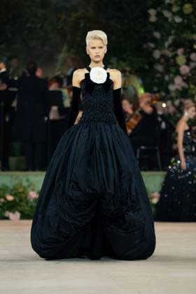 Richard Quinn - Runway in London, UK - 20 Sep 2025 A model walks the runway at the Richard Quinn show during London Fashion Week at St John s Smith Square. London United Kingdom Copyright: xLounisxTiarx xSOPAxImagesx _DSC5544