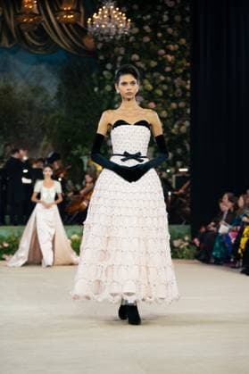 Richard Quinn - Runway in London, UK - 20 Sep 2025 A model walks the runway at the Richard Quinn show during London Fashion Week at St John s Smith Square. London United Kingdom Copyright: xLounisxTiarx xSOPAxImagesx _DSC5554