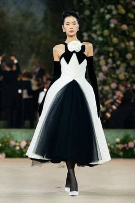 Richard Quinn - Runway in London, UK - 20 Sep 2025 A model walks the runway at the Richard Quinn show during London Fashion Week at St John s Smith Square. London United Kingdom Copyright: xLounisxTiarx xSOPAxImagesx _DSC5814