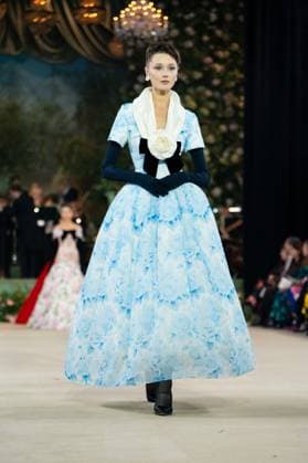 Richard Quinn - Runway in London, UK - 20 Sep 2025 A model walks the runway at the Richard Quinn show during London Fashion Week at St John s Smith Square. London United Kingdom Copyright: xLounisxTiarx xSOPAxImagesx _DSC5719