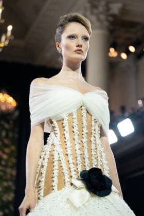 Richard Quinn - Runway in London, UK - 20 Sep 2025 A model walks the runway at the Richard Quinn show during London Fashion Week at St John s Smith Square. London United Kingdom Copyright: xLounisxTiarx xSOPAxImagesx _DSC5881