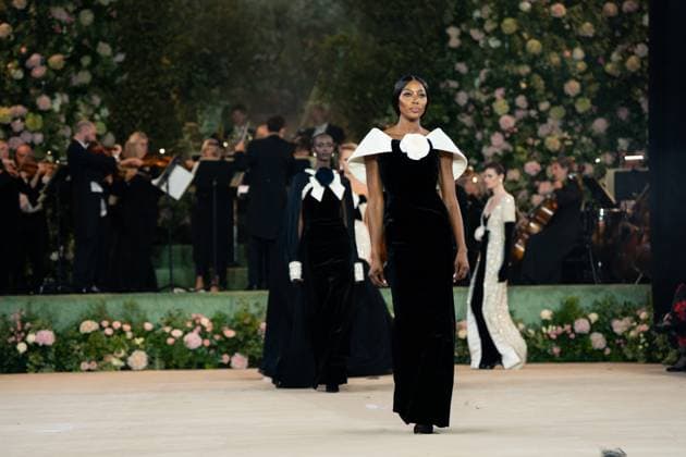 Richard Quinn - Runway in London, UK - 20 Sep 2025 Naomi Campbell walks the runway at the Richard Quinn show during London Fashion Week at St John s Smith Square. London United Kingdom Copyright: xLounisxTiarx xSOPAxImagesx _DSC5934