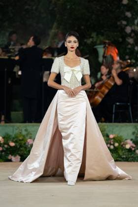 Richard Quinn - Runway in London, UK - 20 Sep 2025 A model walks the runway at the Richard Quinn show during London Fashion Week at St John s Smith Square. London United Kingdom Copyright: xLounisxTiarx xSOPAxImagesx _DSC5562