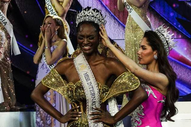 Bilder des Jahres 2025, Entertainment 09 September Miss International Queen 2025 Transgender Beauty Contest In Pattaya. Miss International Queen contestant Midori Monet of the USA reacts after being crowned the winner of the Miss International Queen 2025 transgender beauty contest at Tiffany s Show Theatre in Pattaya, Chonburi Province, Thailand, on September 20, 2025. Chonburi Province Chonburi Province Thailand  Copyright: xAnusakxLaowilasx originalFilename: laowilas-notitle250920_npJbO.jpg