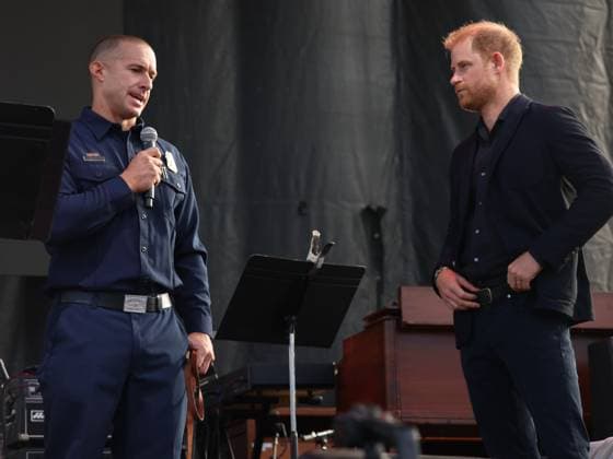 September 20, 2025, Santa Barbara, California, USA: Prince Harry, the Duke of Sussex, gives an award to Santa Barbara County fire fighter Sam Dudley who works with the Canine rescue unit. They are at the One805 Live Concert at movie star Costner s Santa Barbara oceanfront estate in Summerland, CA, raising funds for mental health counseling and vital rescue equipment for First Responders. Santa Barbara USA - ZUMAk144 20250920_znp_k144_033 Copyright: xAmyxKatzx