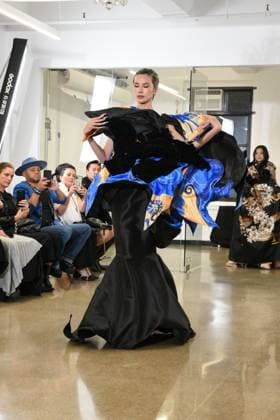 (NEW) Couture Fashion Week 2025 in New York City, New York. Saturday September 20th, New York City. New York USA. Fashion Week begins in New York City, from September fashion weeks for 2025 include New York Fashion Week (September 11 16). These events primarily showcase Spring Summer 2026 collections, with September being a key period for the fashion industry to present new trends for the upcoming season. This one, is one of the last runway shows of the season. Dress design by Khang Le.& xA;Credit: Victor M. Matos Thenews2& xA; (Foto: Victor M. Matos Thenews2 imago images)  Copyright: xVictorxM.xMatosx