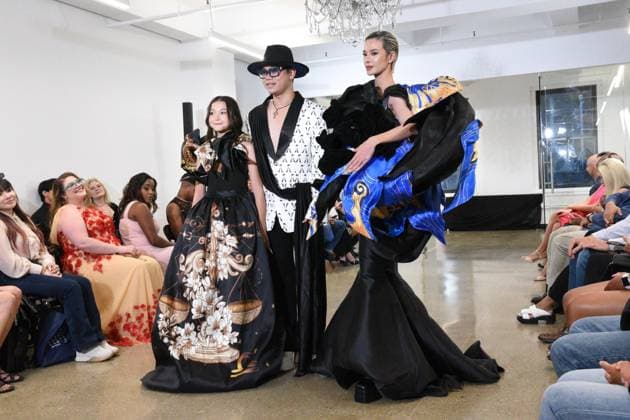 (NEW) Couture Fashion Week 2025 in New York City, New York. Saturday September 20th, New York City. New York USA. Fashion Week begins in New York City, from September fashion weeks for 2025 include New York Fashion Week (September 11 16). These events primarily showcase Spring Summer 2026 collections, with September being a key period for the fashion industry to present new trends for the upcoming season. This one, is one of the last runway shows of the season. Designer Khang Le (center)& xA;Credit: Victor M. Matos Thenews2& xA; (Foto: Victor M. Matos Thenews2 imago images)  Copyright: xVictorxM.xMatosx