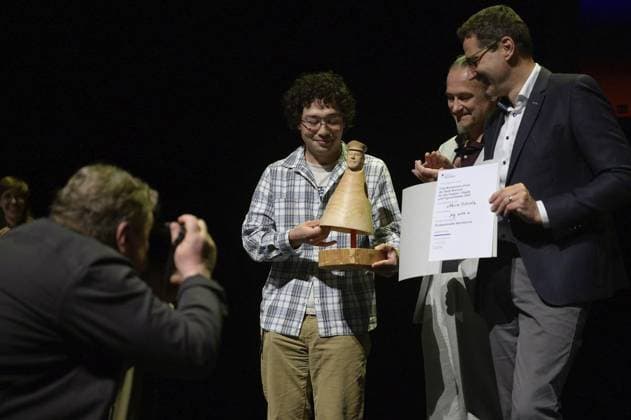 Bochum Presentation of the Fritz Wortelmann Prize FOR EDITORIAL PURPOSES ONLY EDITORIAL USE ONLY p Actor Armin Rohde with the winners of the Fritz Wortelmann Prize on Sunday, September 21, 2025, at the Kammerspiele in Bochum The prize, a wooden figure, was designed after him Bochum Copyright UwexErnst Copyright: UwexErnst doc82hkws6q5as1l7ssqouw ,EDITORIAL USE ONLY Copyright: UwexErnst